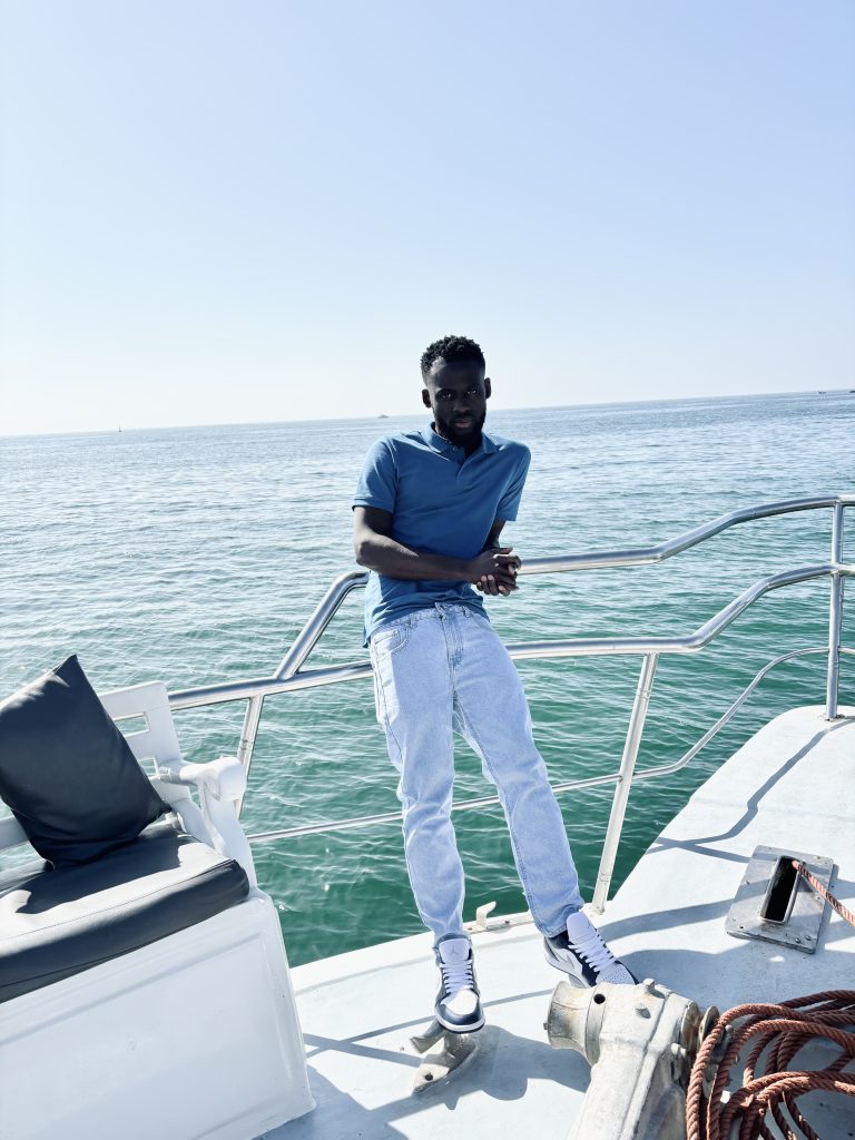 Mannie Mims channels his Ghanaian roots and global journey into "Mene Woaa" a warm Afrobeats track championing a mature and grounded real love